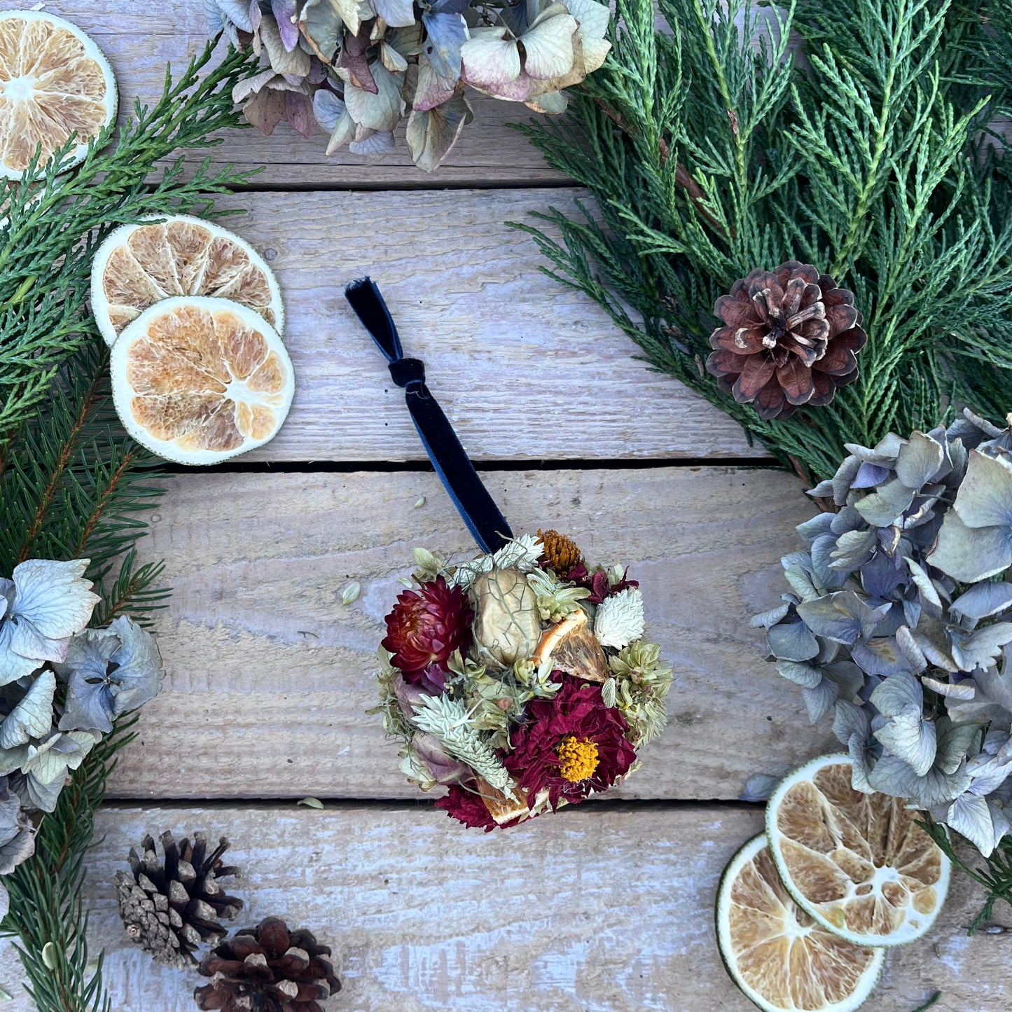 Dried flower baubles | Flower baubles | Flower decorations | Floral Spring décor | Easter decorations | Farmhouse Easter | Seasonal décor