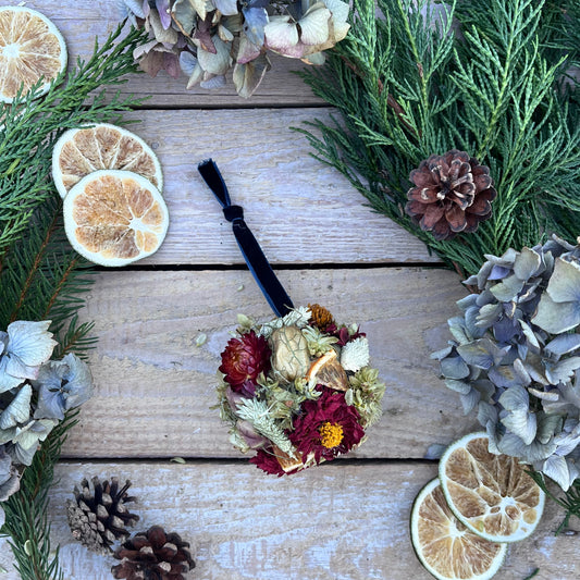 Dried flower baubles | Flower baubles | Flower decorations | Floral Christmas décor | Christmas decorations | Farmhouse Christmas | Seasonal décor