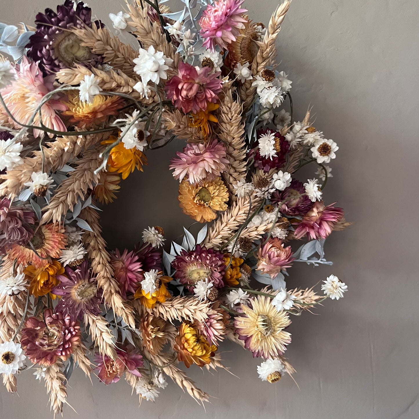 Dried Flower Wreath: Farmhouse Style Everlasting Floral Display 25cm