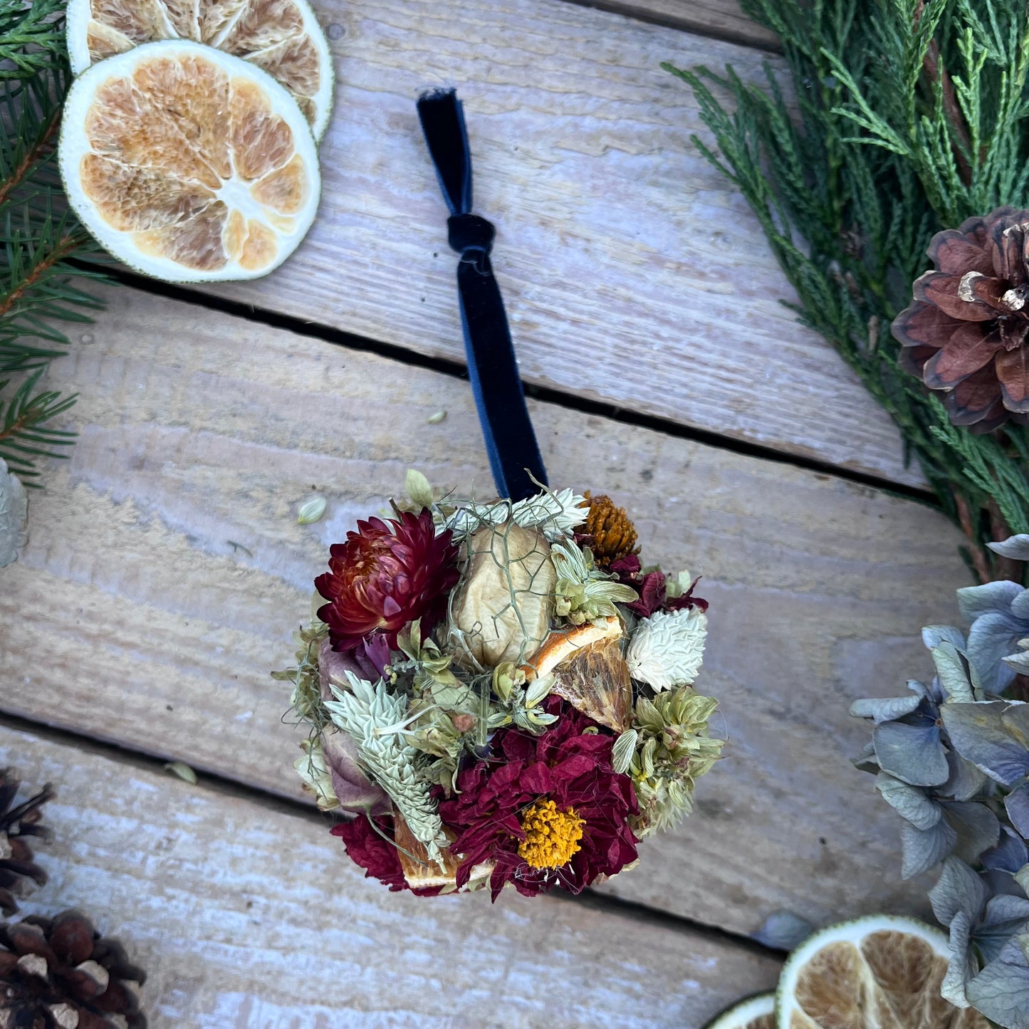 Dried flower baubles | Flower baubles | Flower decorations | Floral Spring décor | Easter decorations | Farmhouse Easter | Seasonal décor