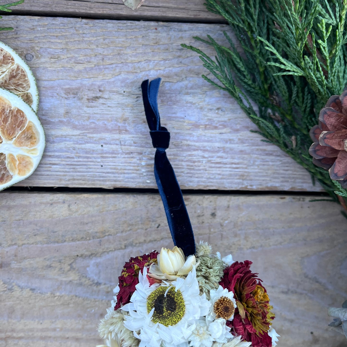 Dried flower baubles | Flower baubles | Farmhouse decorations | Floral Easter décor | Spring decorations | Farmhouse Easter