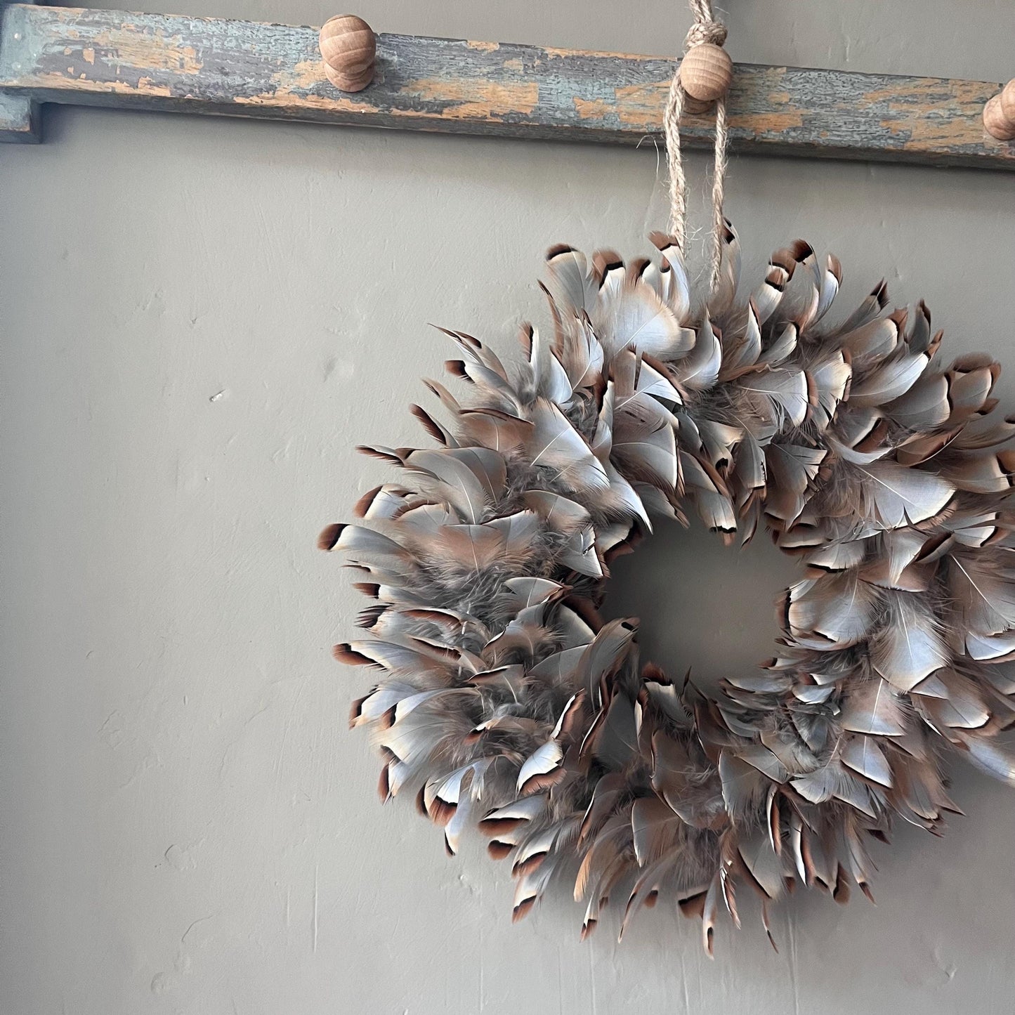 Feather wreath | Feather wall art | Farmhouse Christmas | Farmhouse decor | Country wreath | Christmas wreath | Winter home decor | 20-25cm