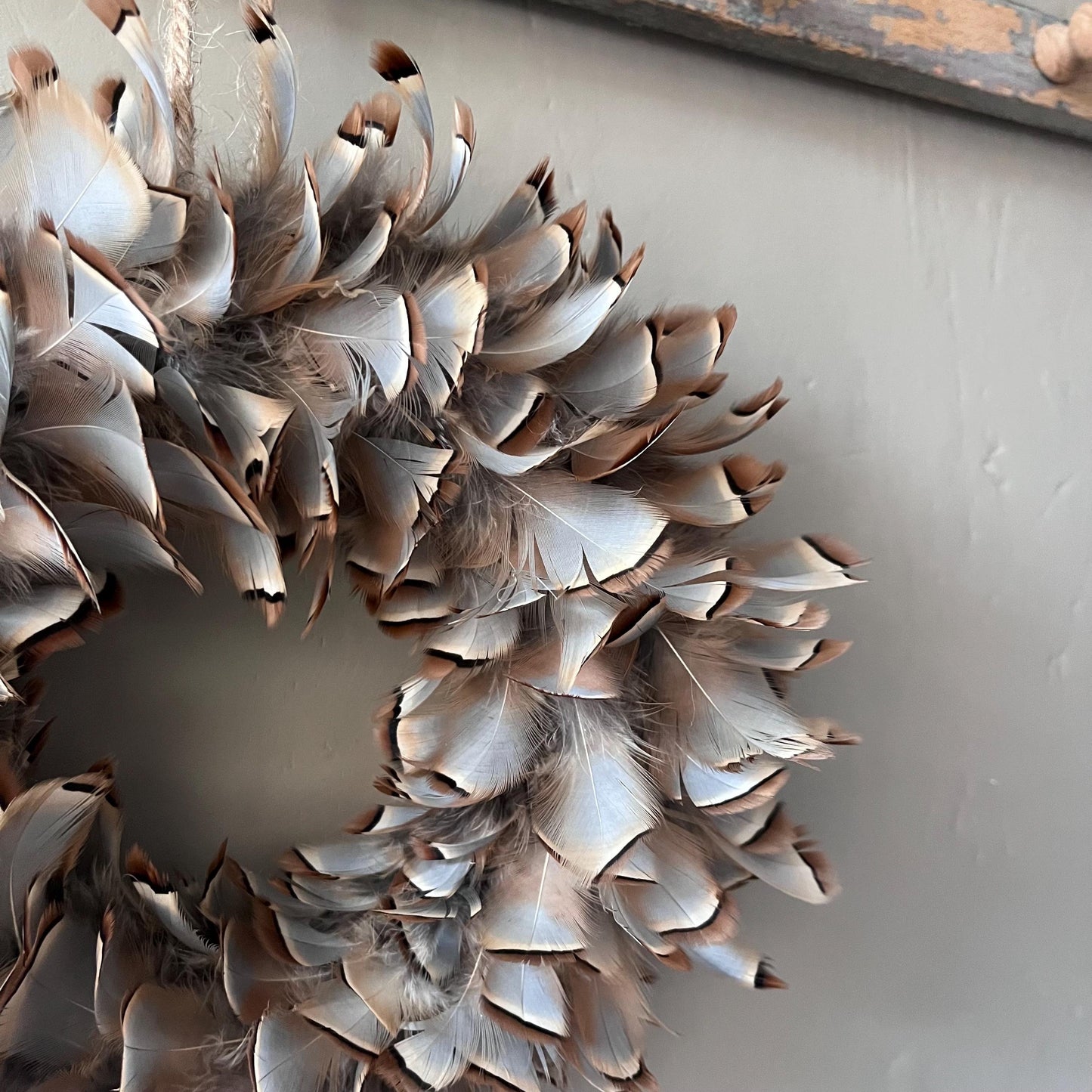 Feather wreath | Feather wall art | Farmhouse Christmas | Farmhouse decor | Country wreath | Christmas wreath | Winter home decor | 20-25cm