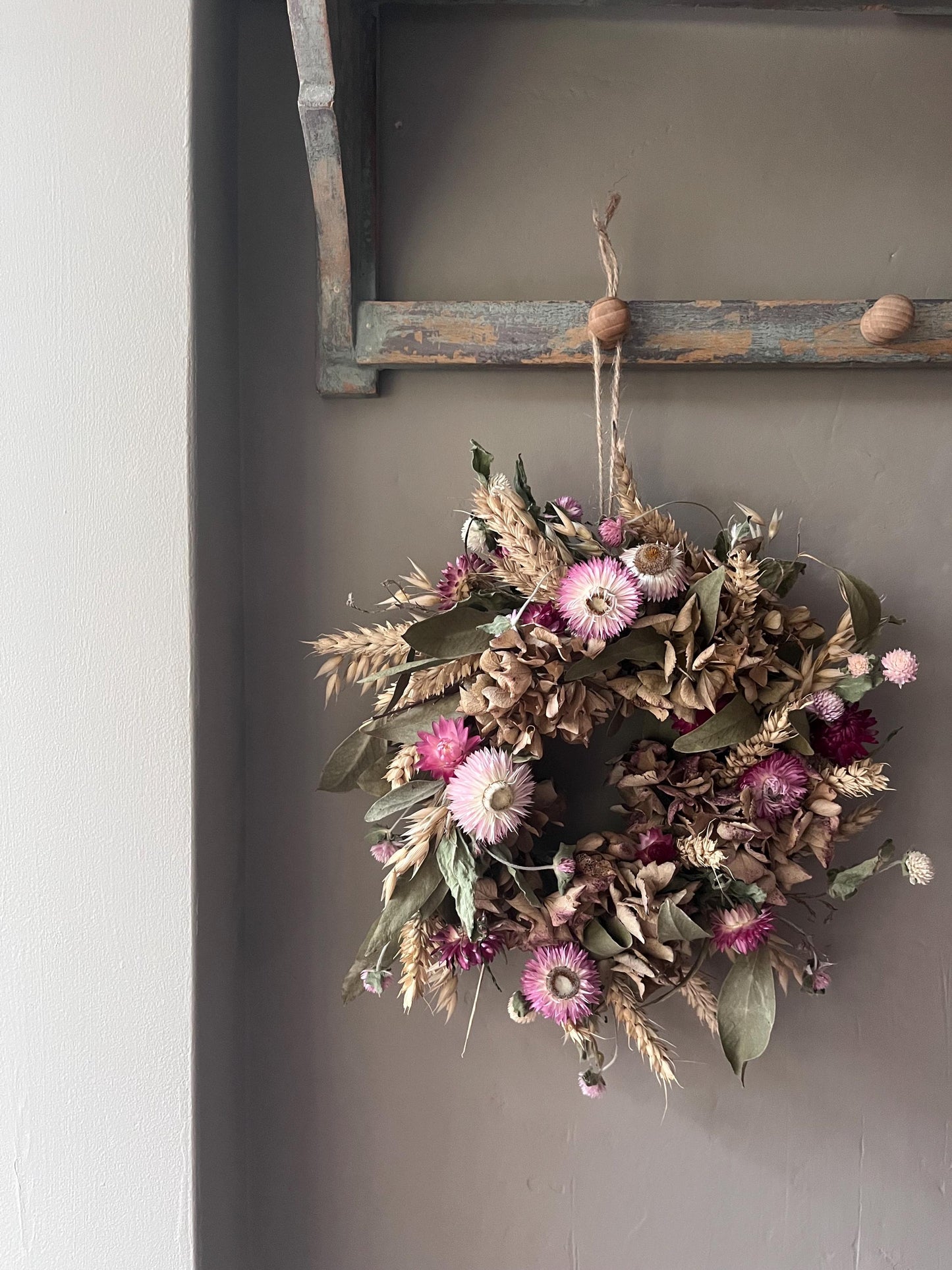 Winter flower wreath | Dried flowers | Farmhouse home | Country living | Front door decor | Farmhouse autumnal wreath | 25cm