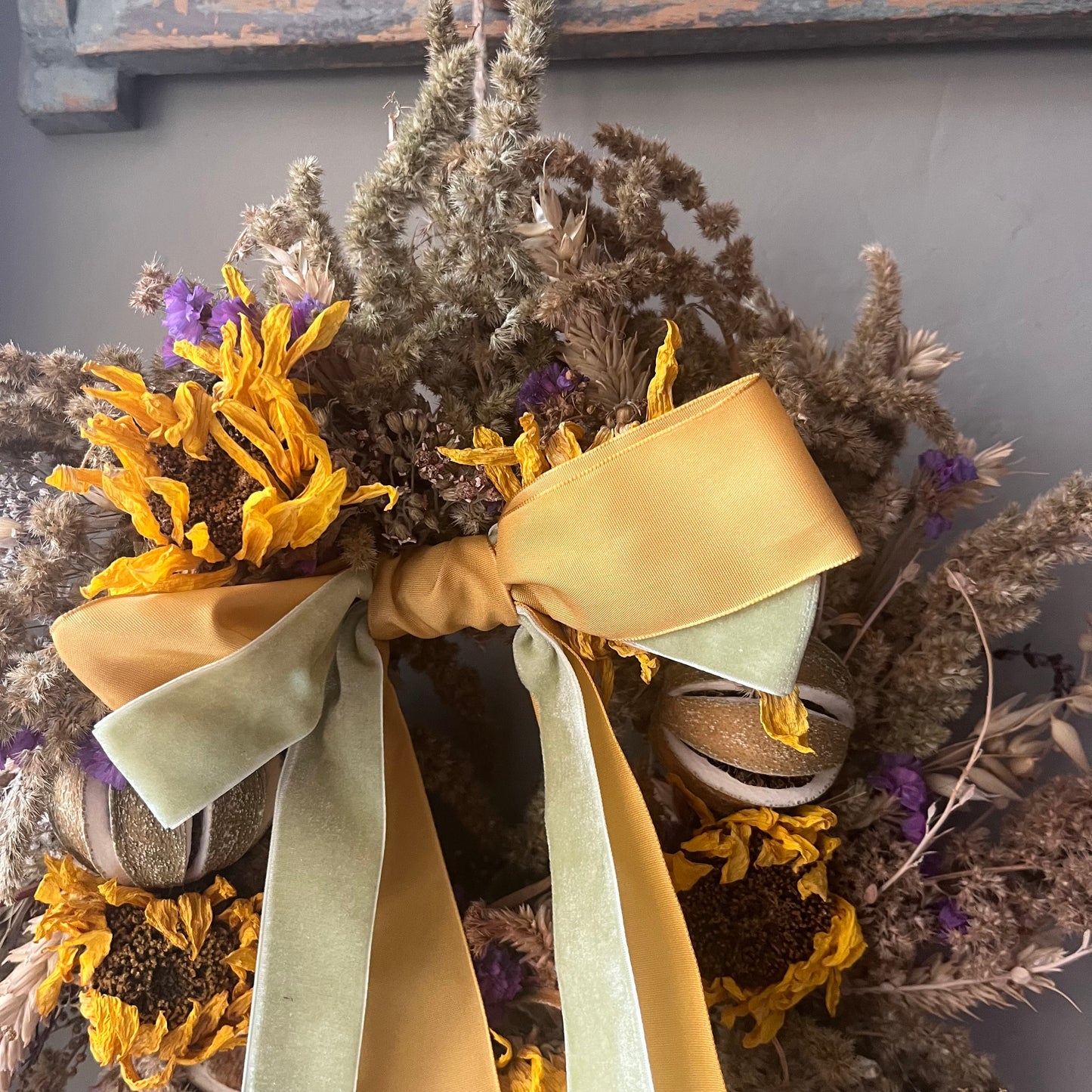 Dried Flower Wreath: Farmhouse Style Everlasting Floral Display 25cm