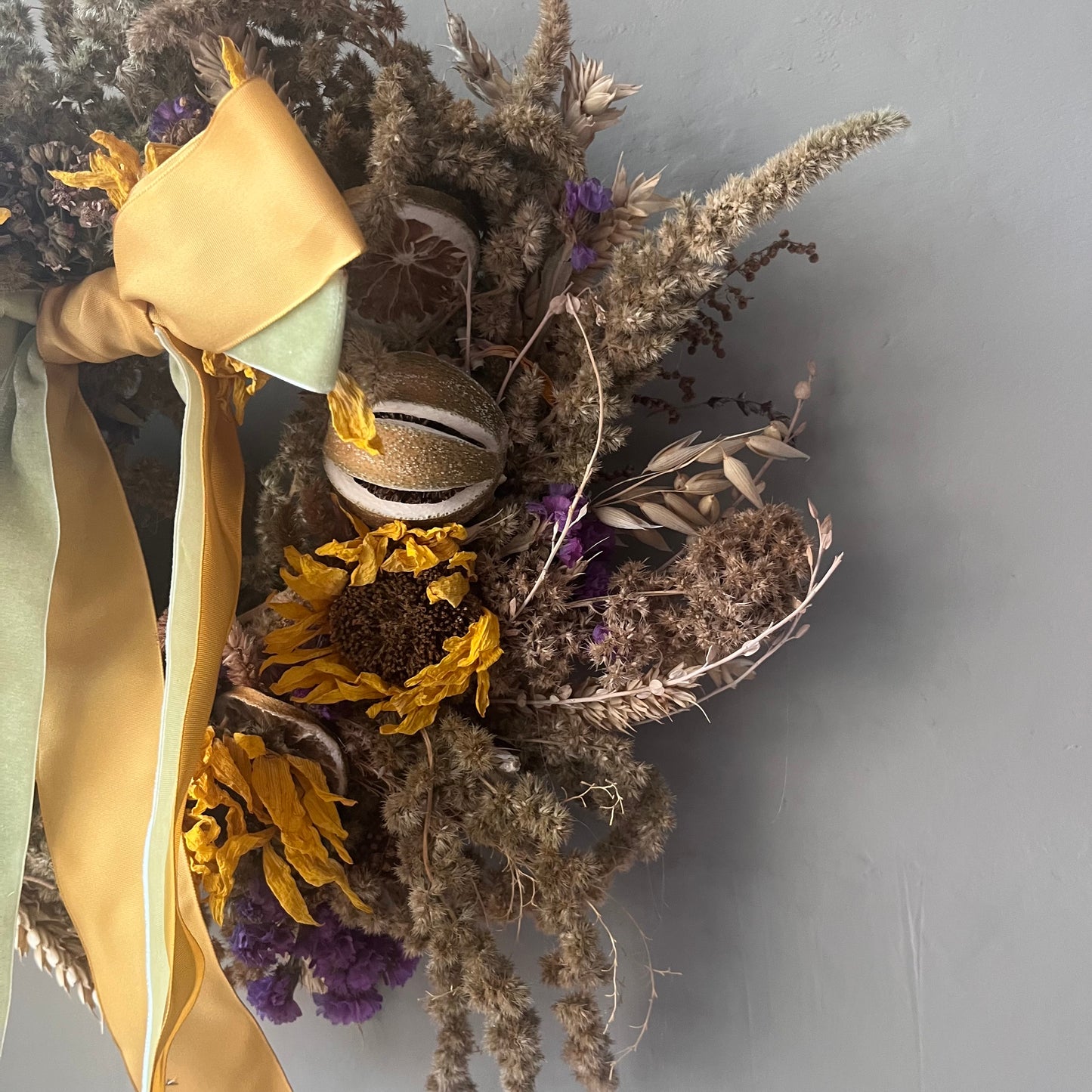 Dried Flower Wreath: Farmhouse Style Everlasting Floral Display 25cm