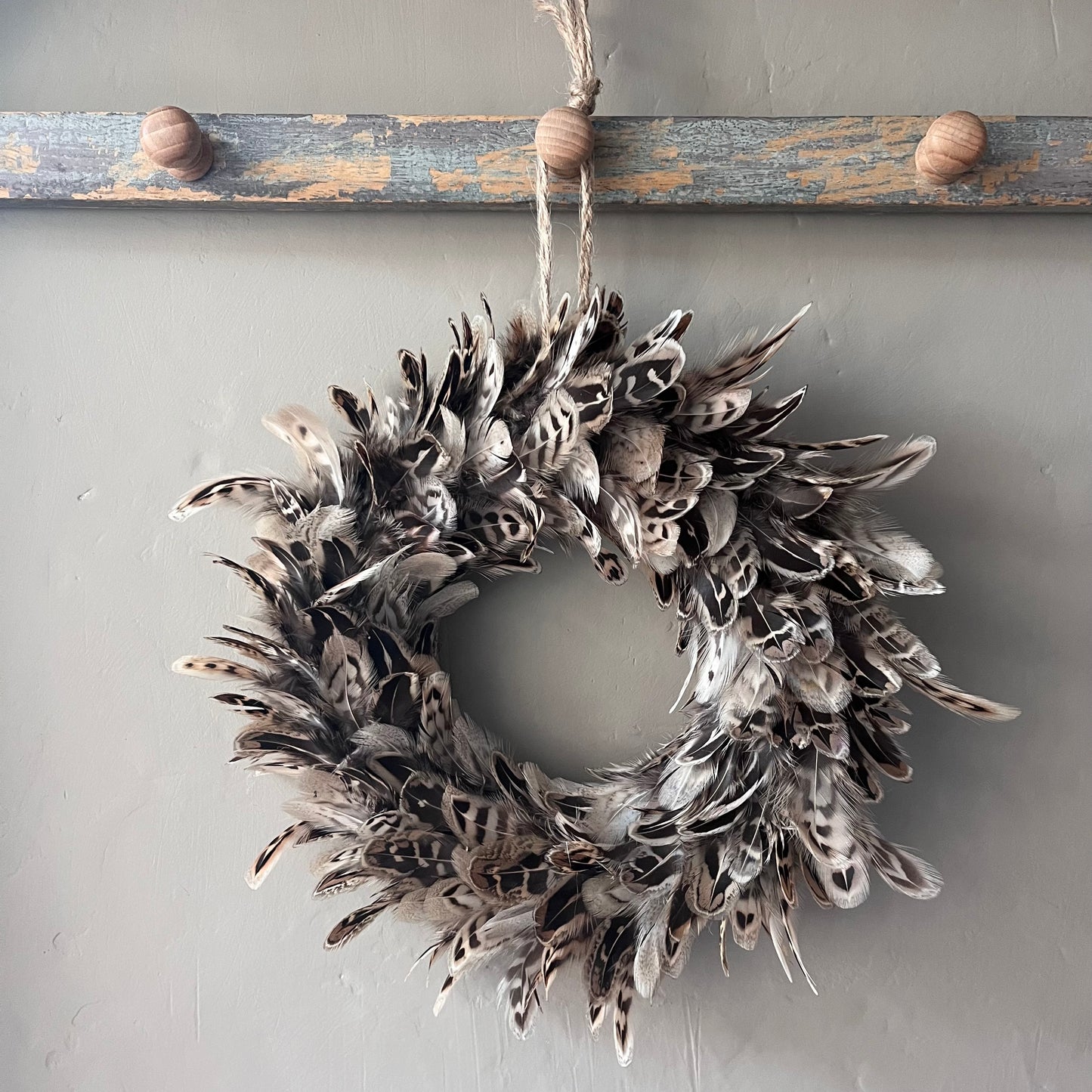 Handcrafted Hen Pheasant Feather Wreath: Farmhouse Door Decor (20-25cm)