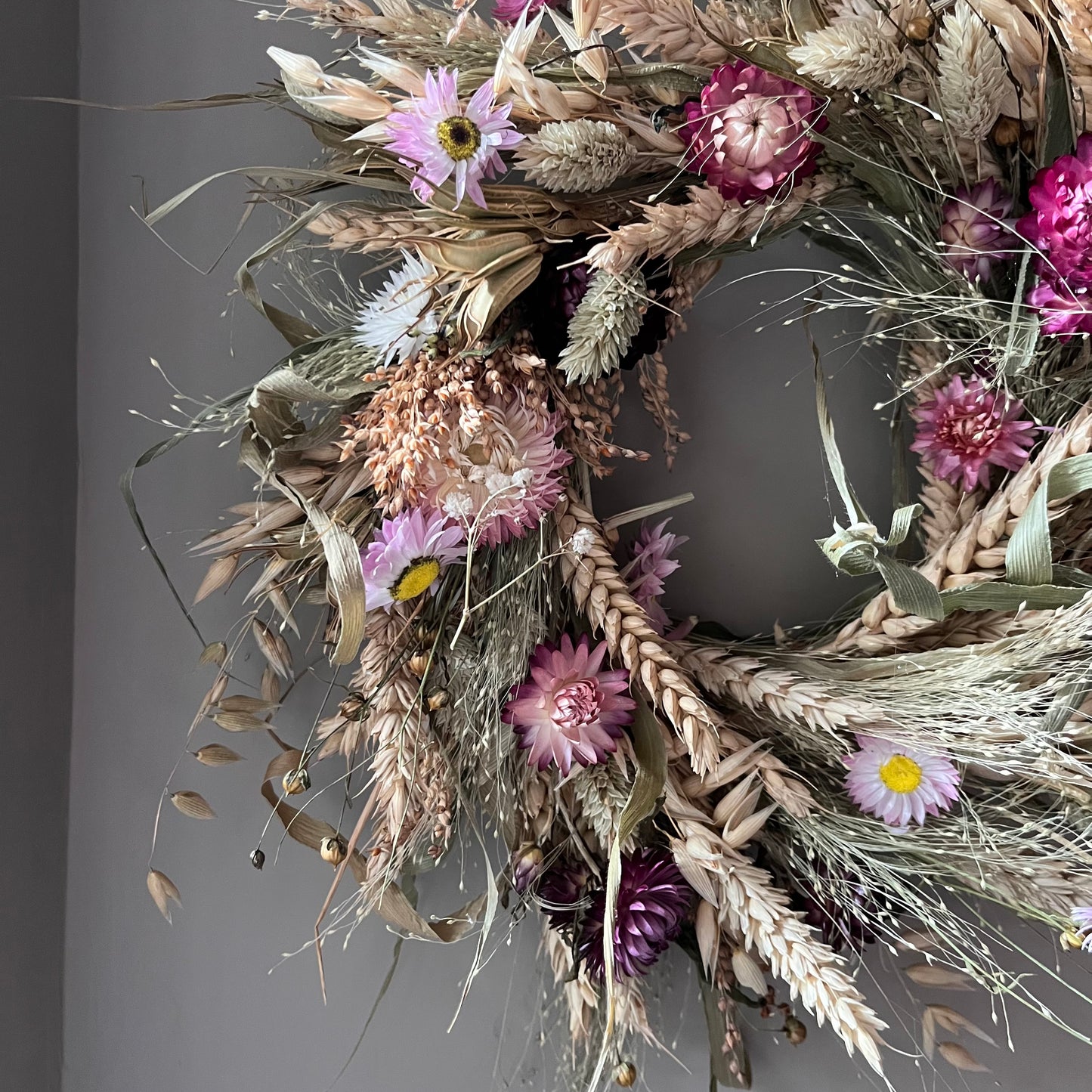 Spring Dried Flower Wreath: Farmhouse Decor (25x25cm)