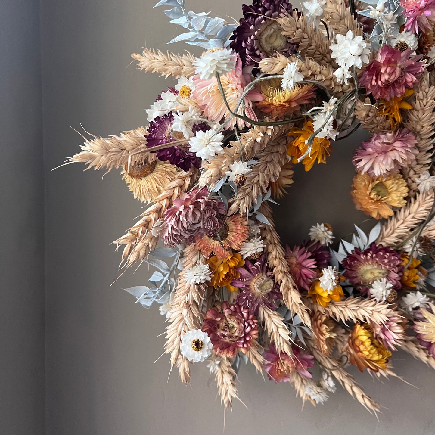 Dried Flower Wreath: Farmhouse Style Everlasting Floral Display 25cm