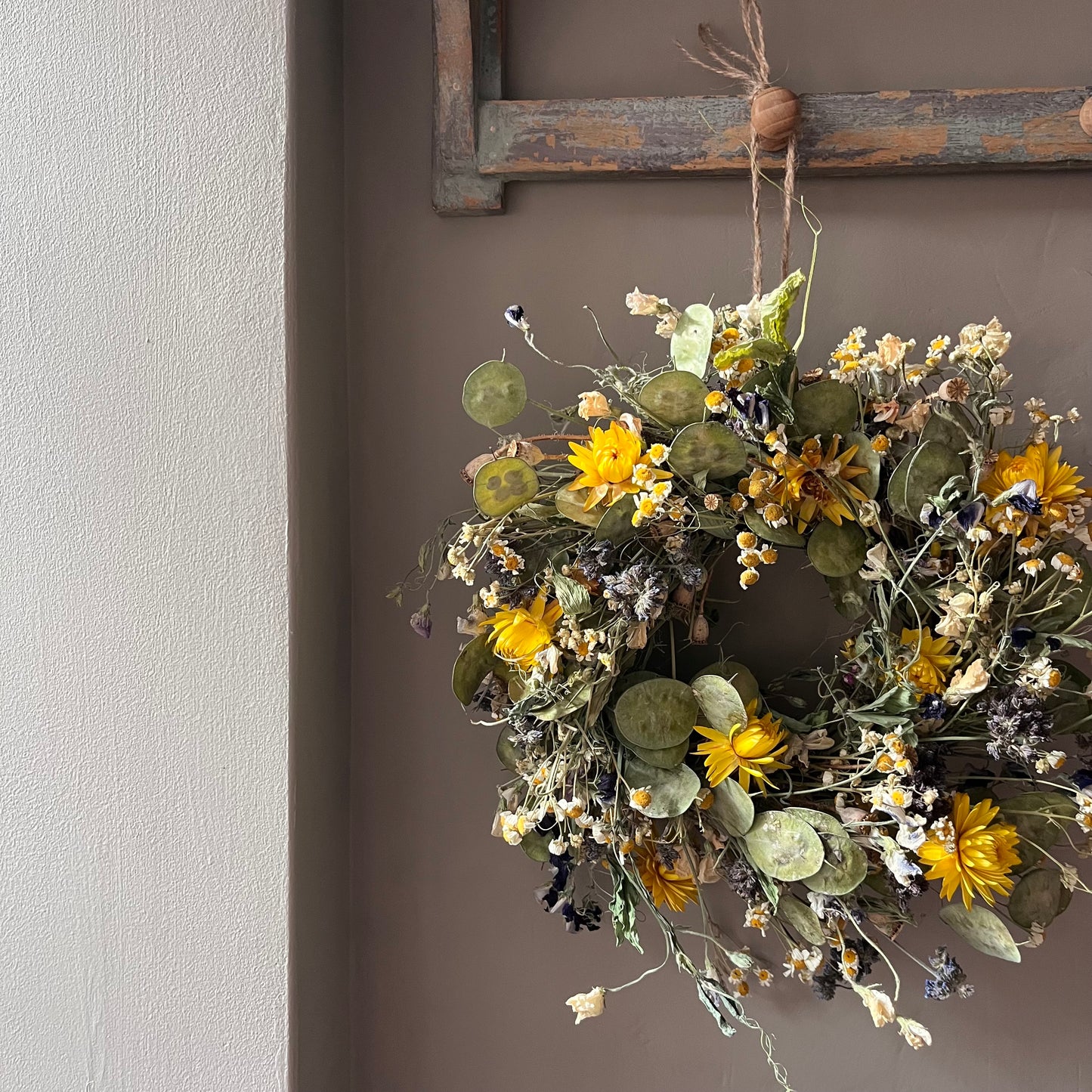 Dried Flower Wreath: Farmhouse Style Everlasting Floral Display- 25cm