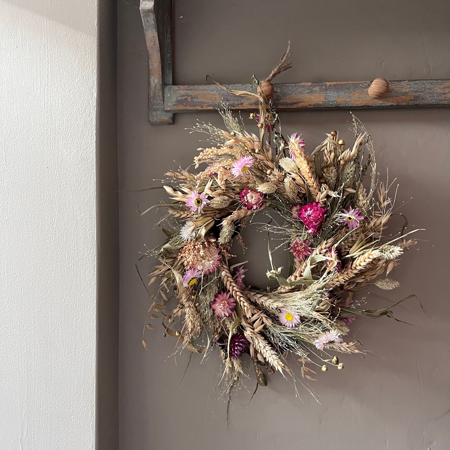 Spring Dried Flower Wreath: Farmhouse Decor (25x25cm)