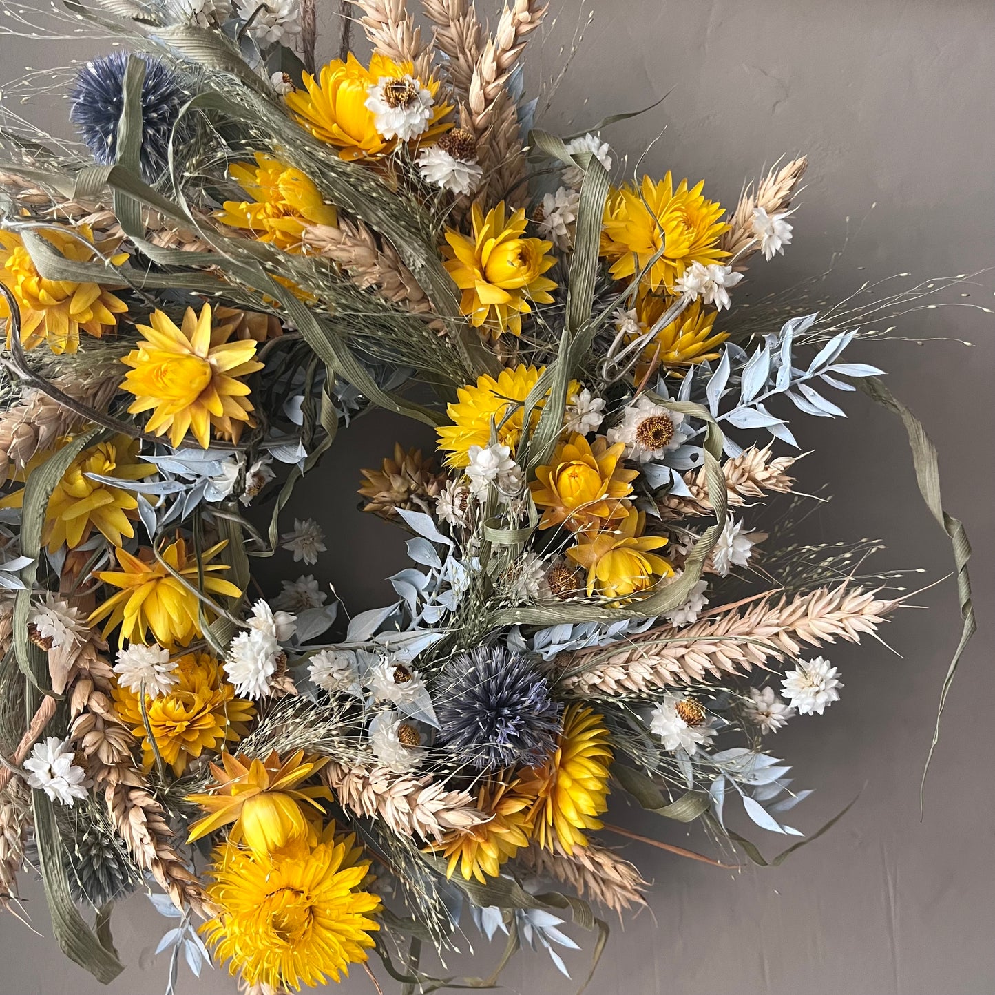 Dried Flower Wreath: Farmhouse Style Everlasting Floral Display 25cm