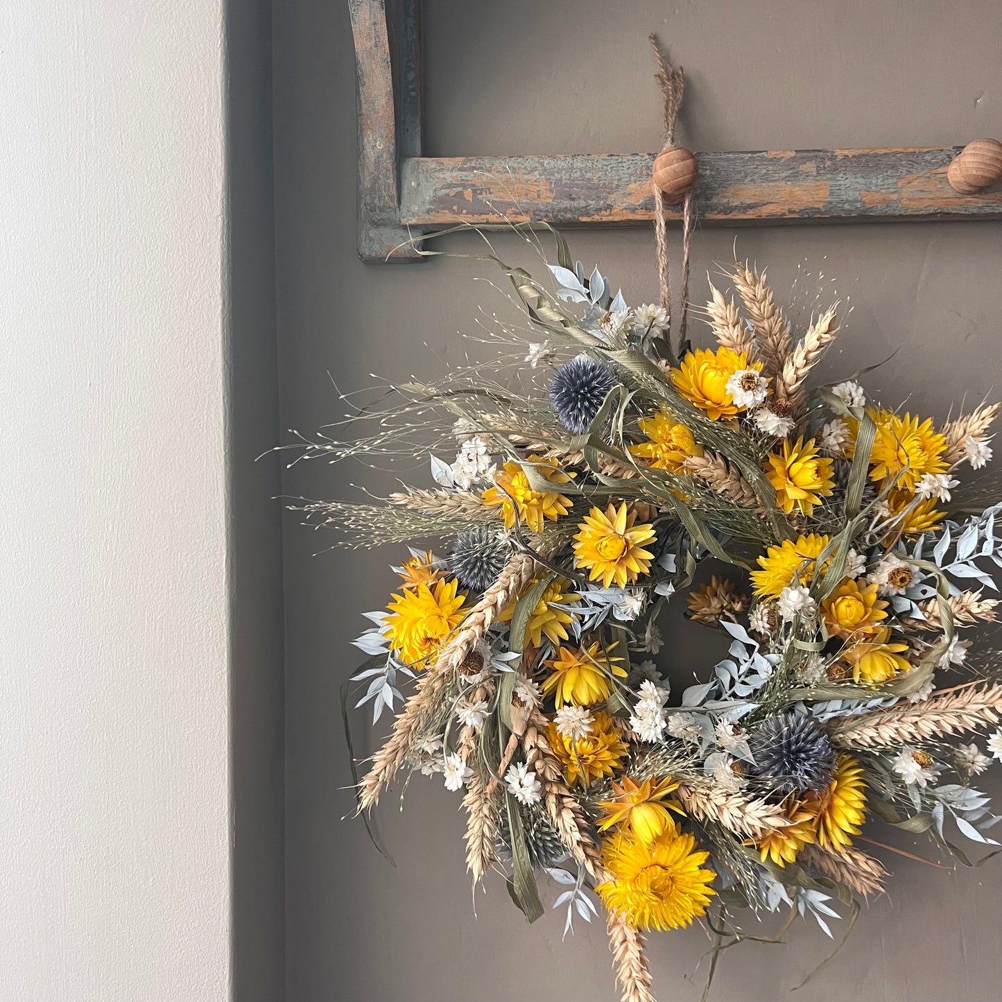 Dried Flower Wreath: Farmhouse Style Everlasting Floral Display 25cm