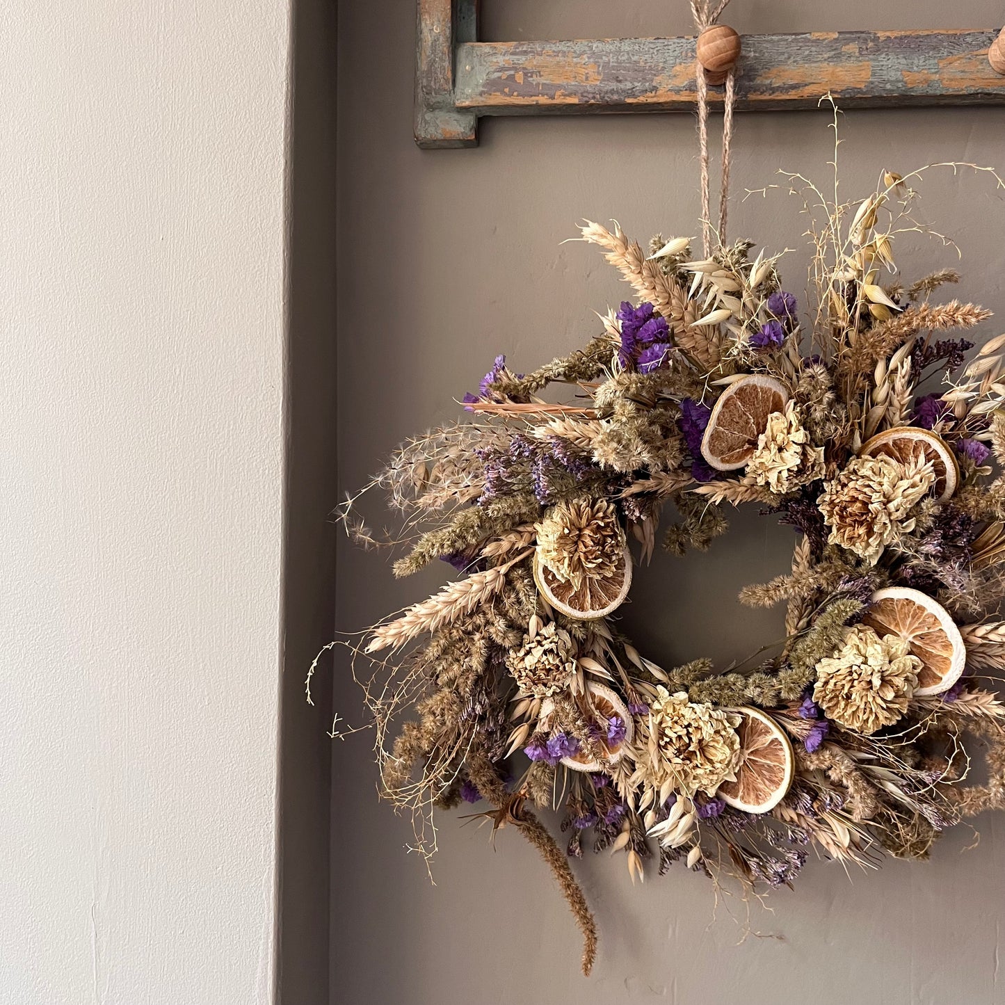 Dried Flower Wreath: Farmhouse Style Everlasting Floral Display 25cm