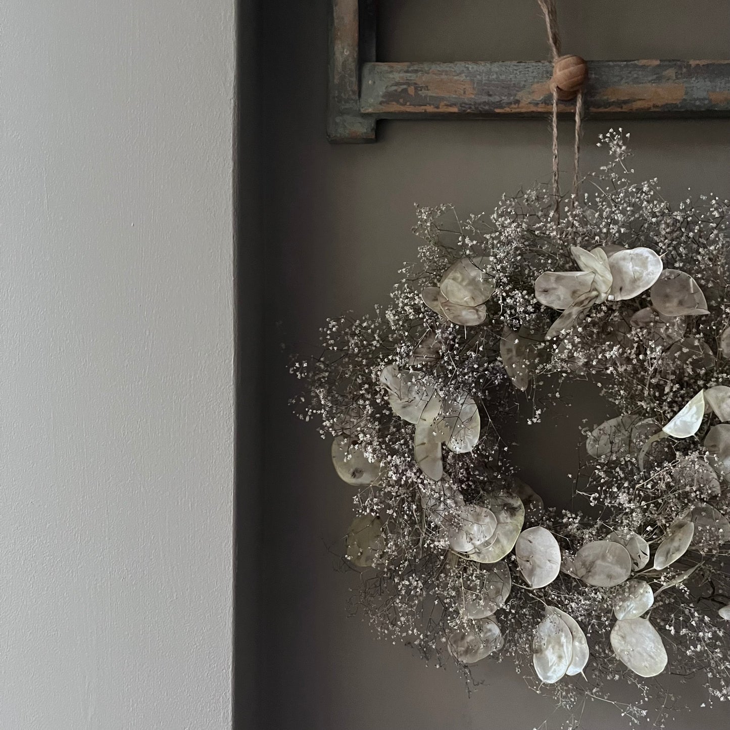 Dried Flower Wreath: Farmhouse Style Everlasting Floral Display 25cm