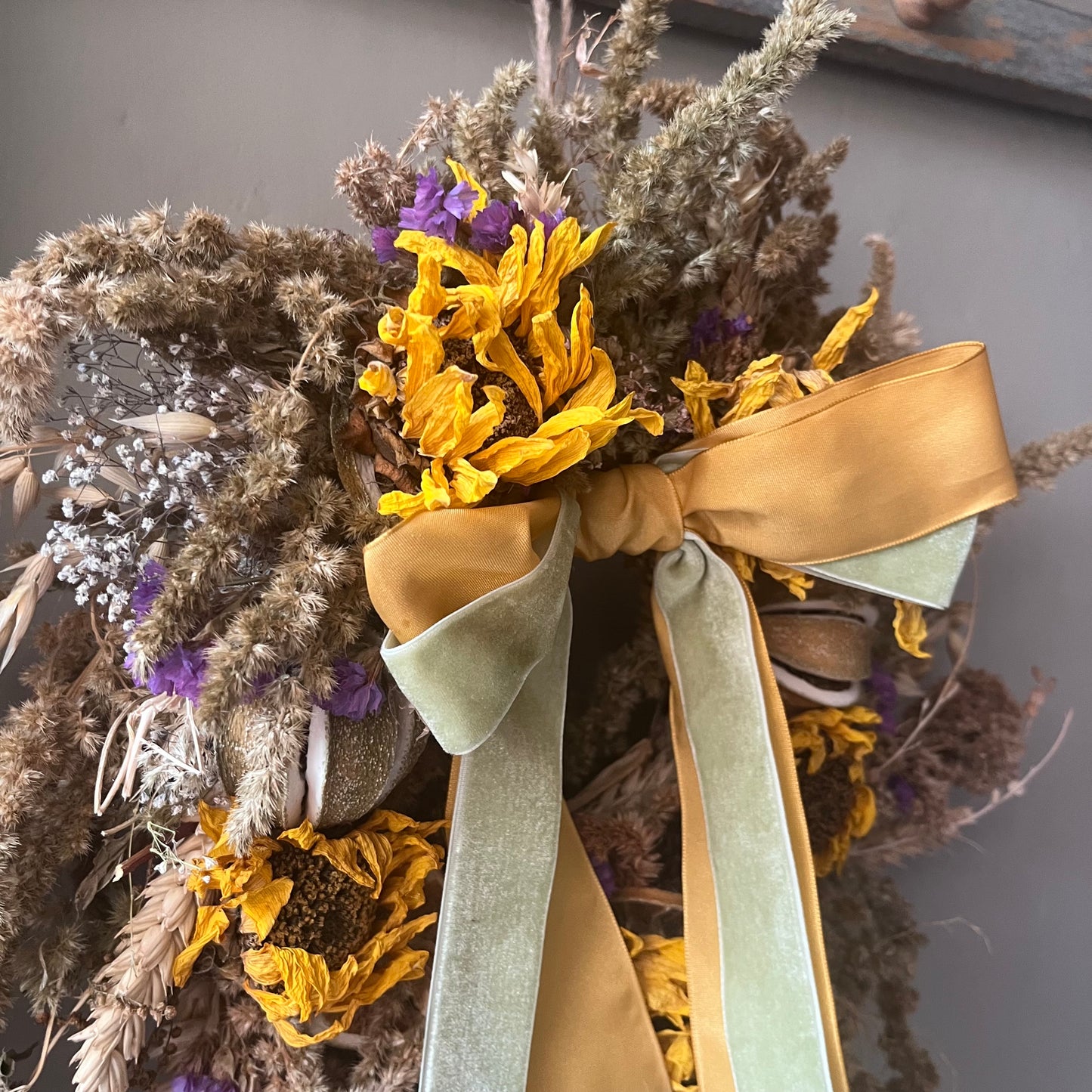 Dried Flower Wreath: Farmhouse Style Everlasting Floral Display 25cm
