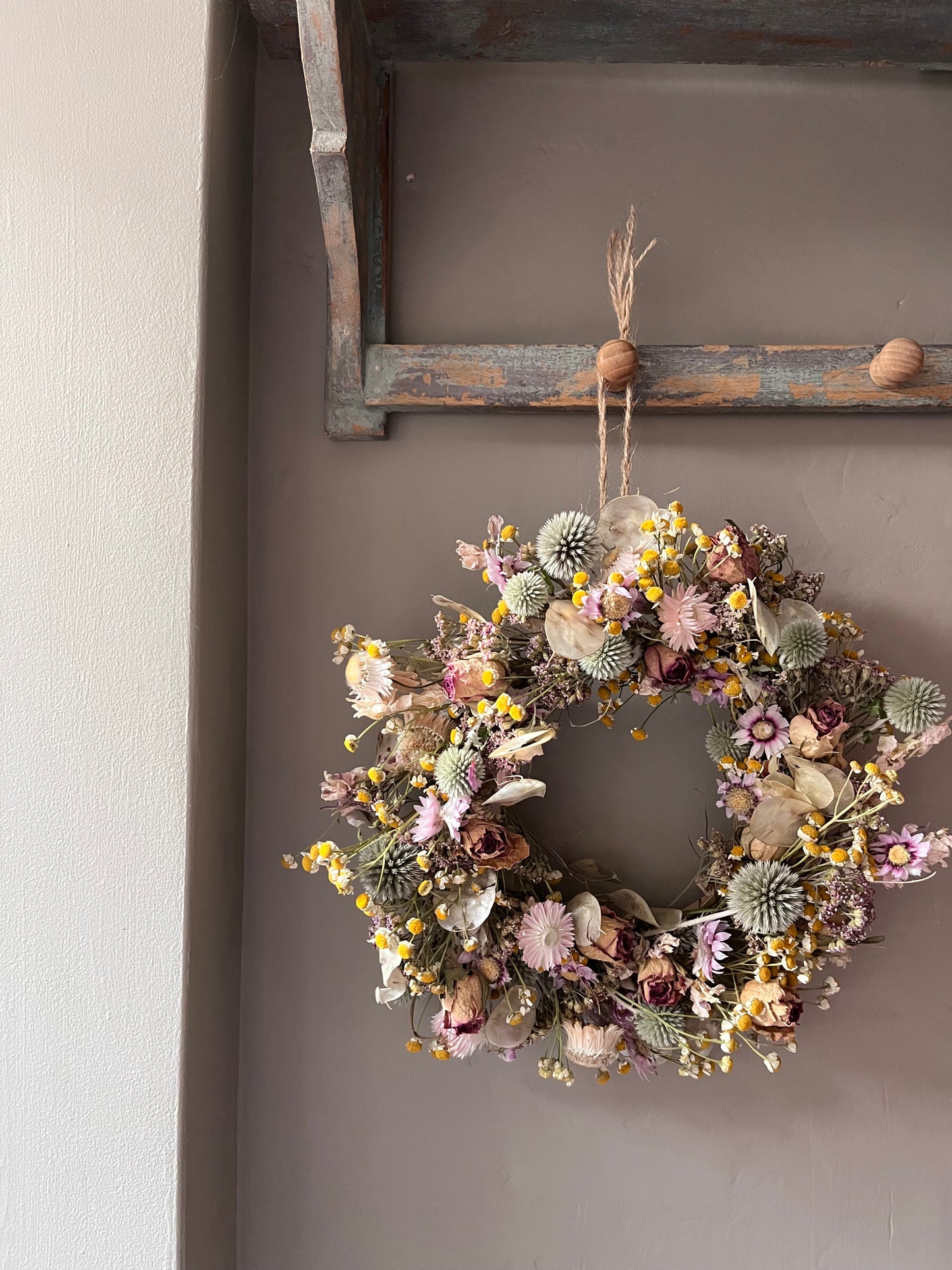 Summer Dried Flower Wreath: Farmhouse Decor (25cm)