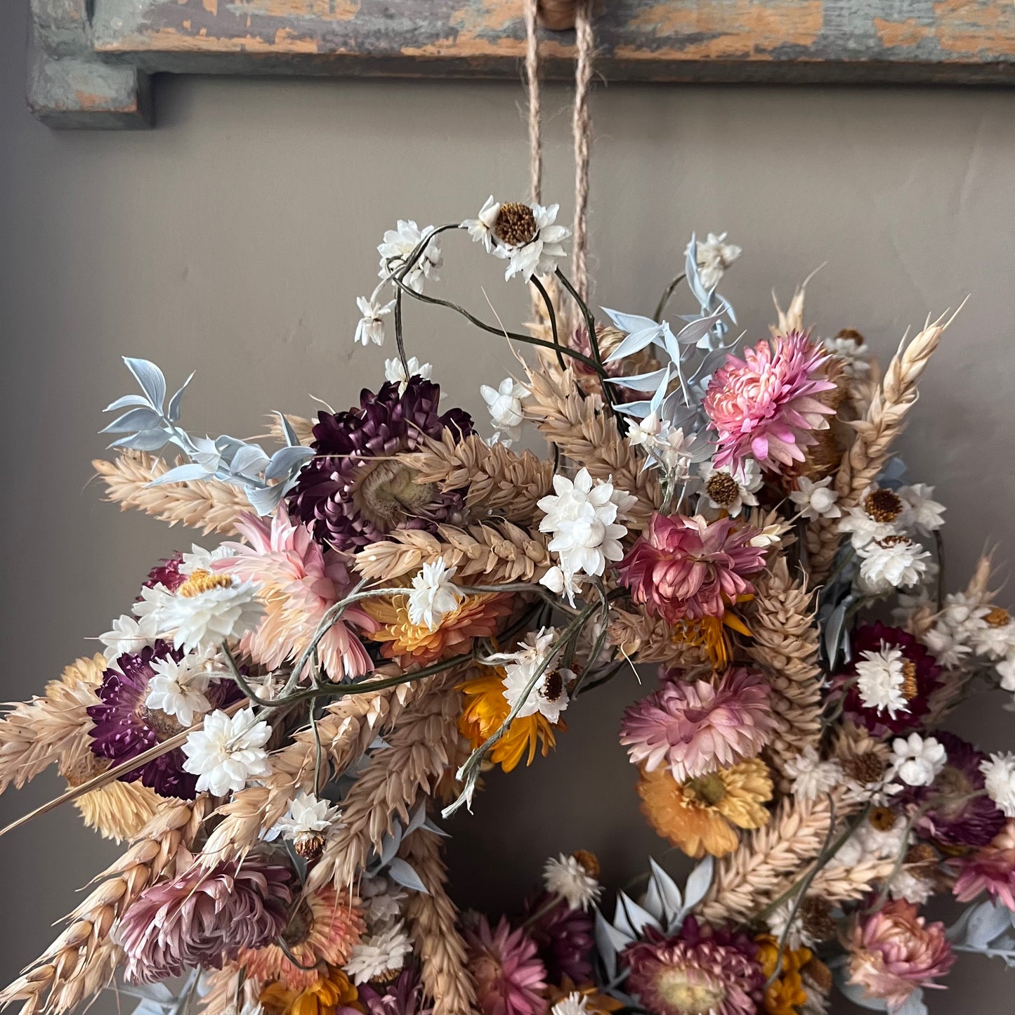 Dried Flower Wreath: Farmhouse Style Everlasting Floral Display 25cm