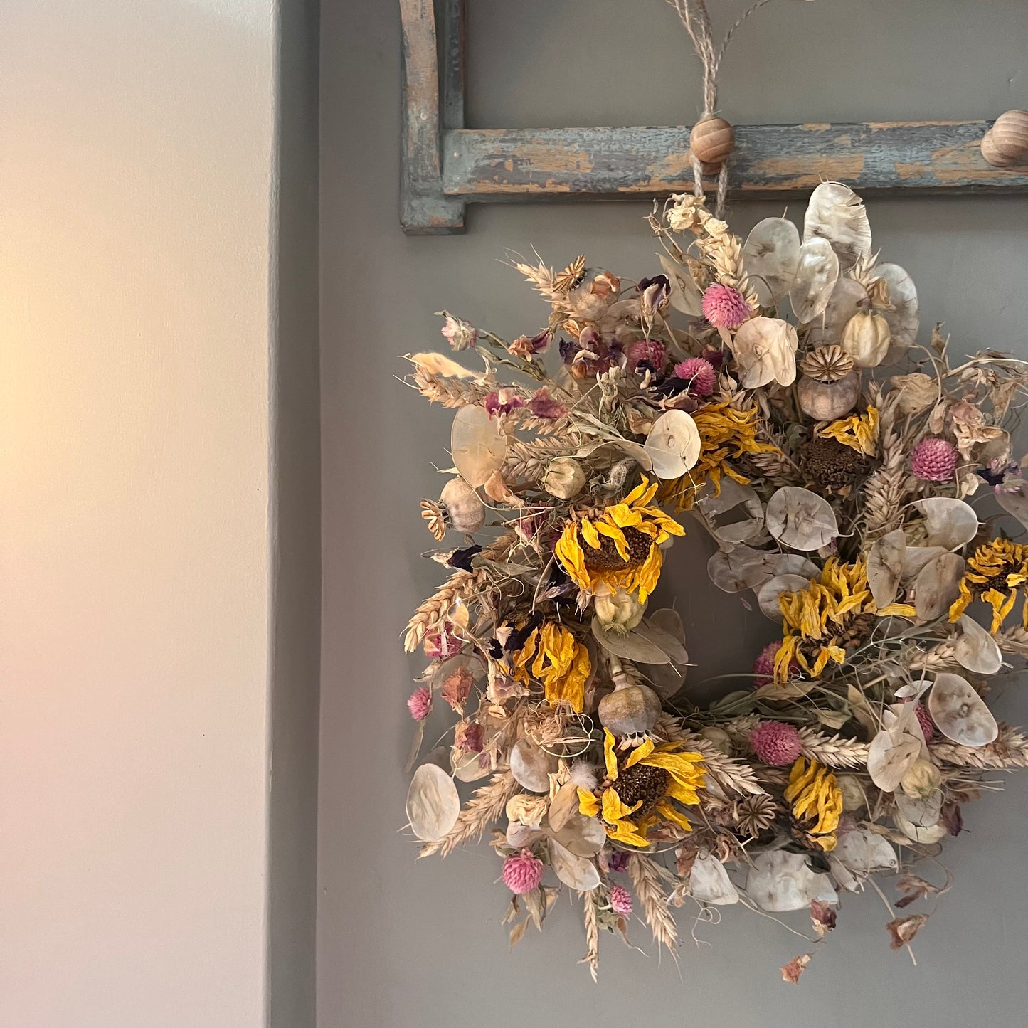 Spring Dried Flower Wreath: Farmhouse Decor (25x25cm)