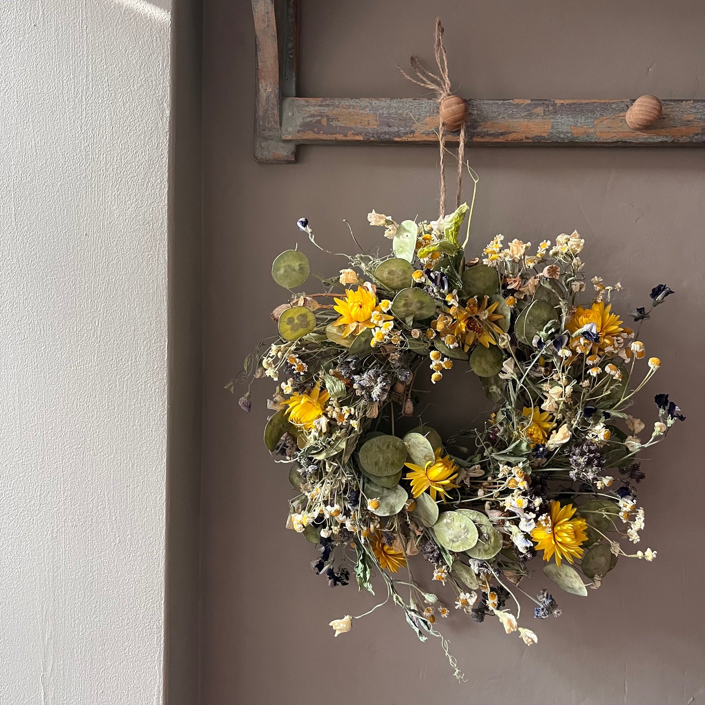 Dried Flower Wreath: Farmhouse Style Everlasting Floral Display- 25cm