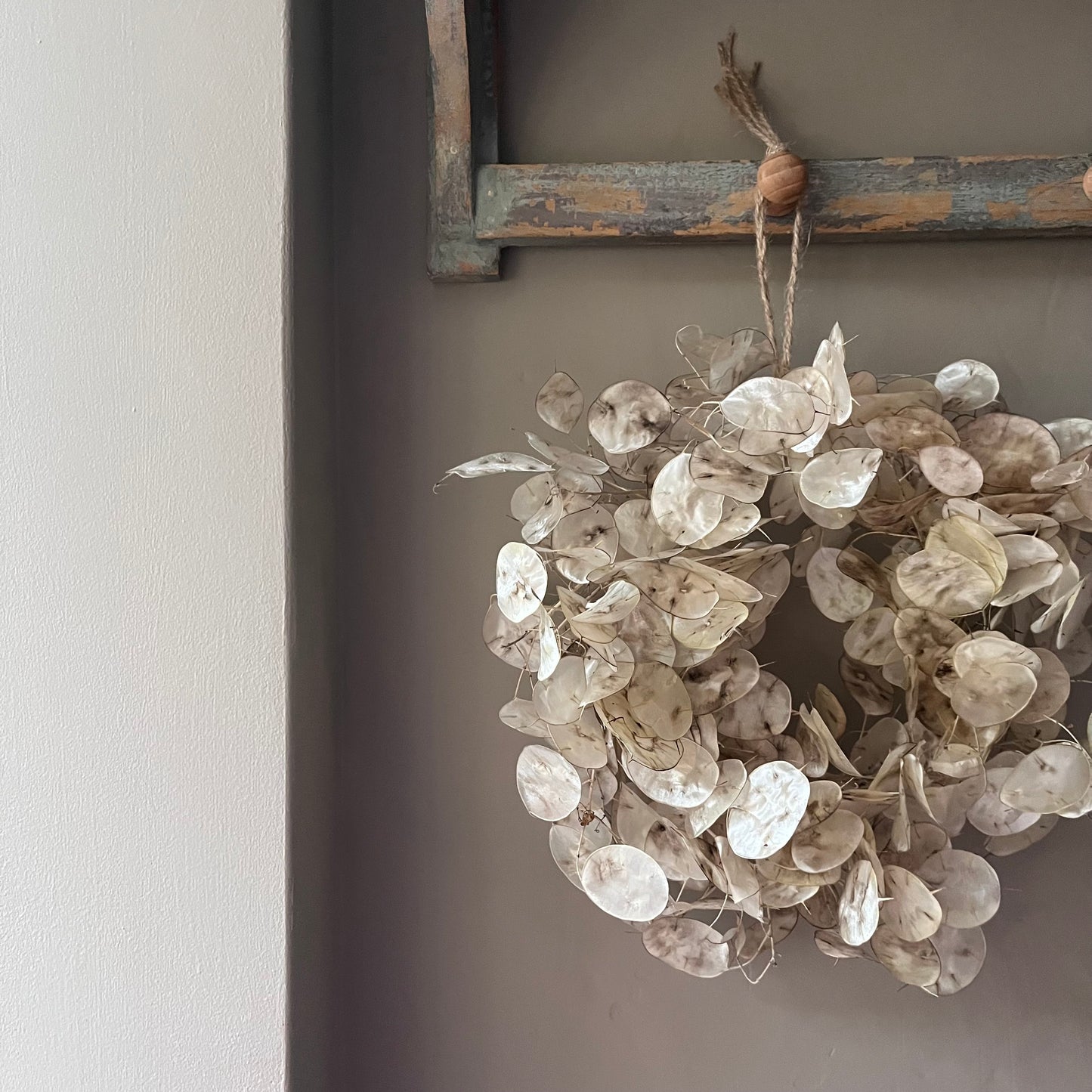 Winter flower wreath | Dried flowers | Farmhouse home | Country living | Seasonal Front door decor | Christmas Farmhouse wreath | 25cm