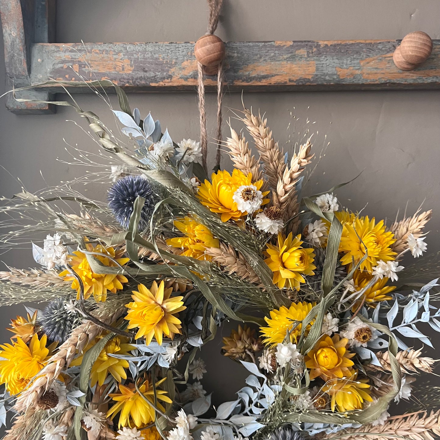 Dried Flower Wreath: Farmhouse Style Everlasting Floral Display 25cm