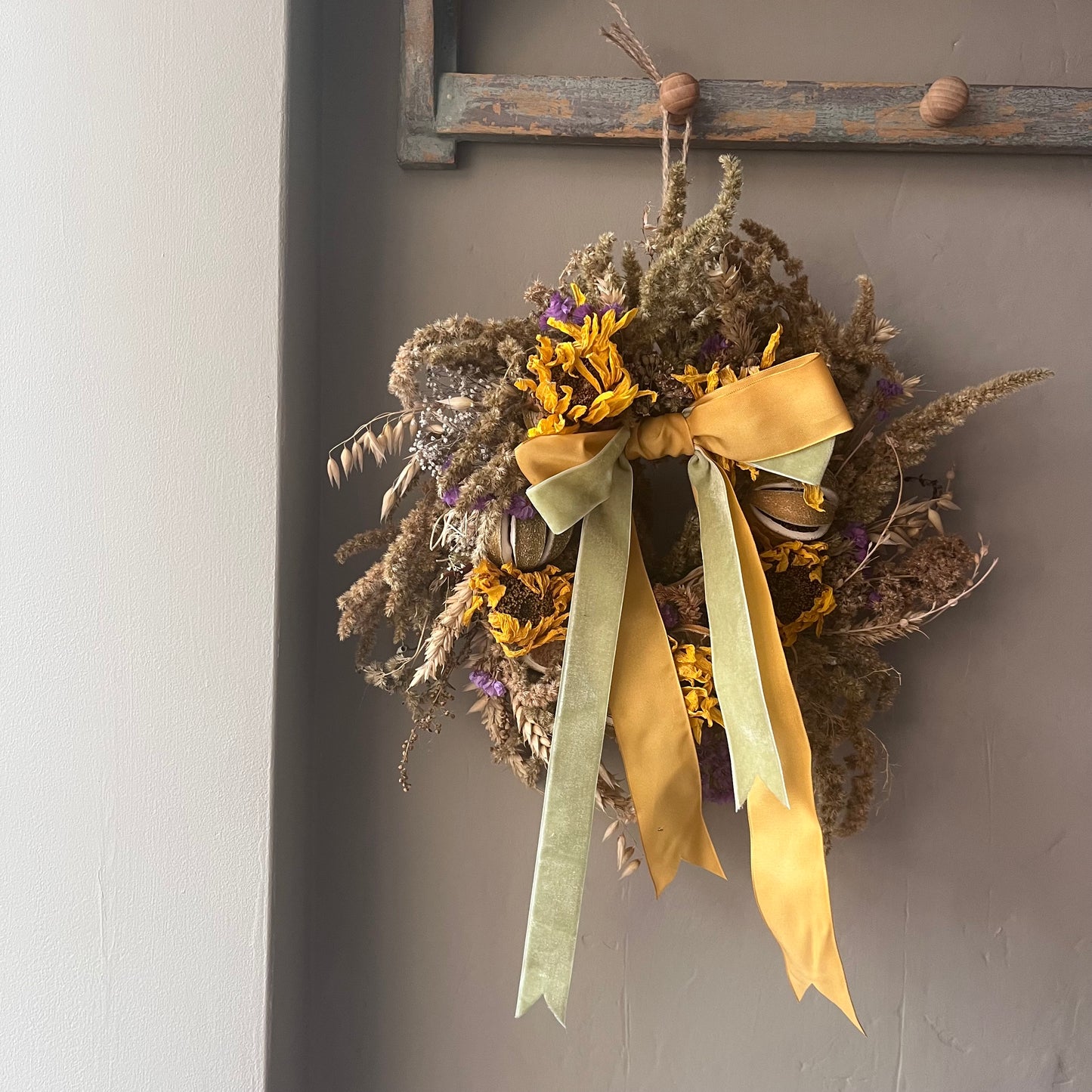 Dried Flower Wreath: Farmhouse Style Everlasting Floral Display 25cm