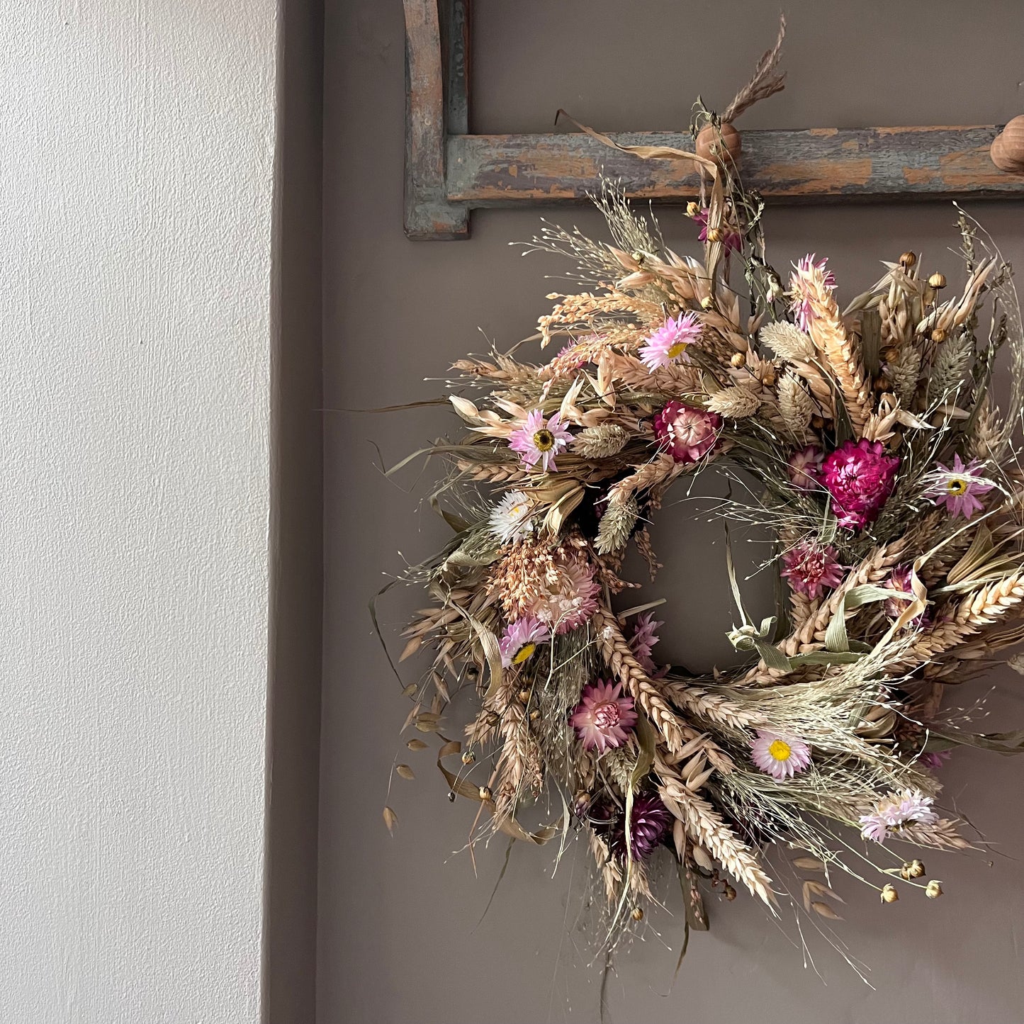 Spring Dried Flower Wreath: Farmhouse Decor (25x25cm)