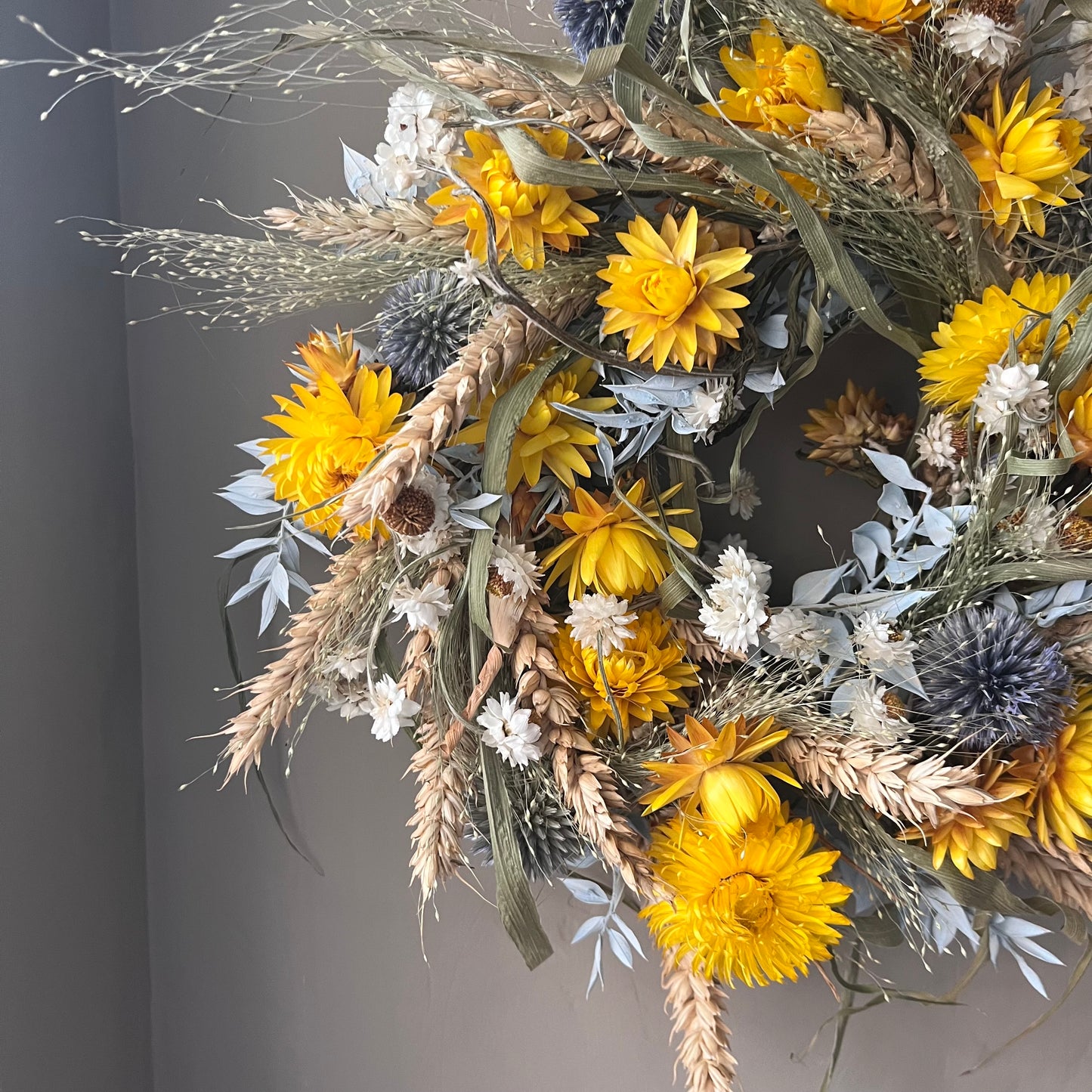 Dried Flower Wreath: Farmhouse Style Everlasting Floral Display 25cm
