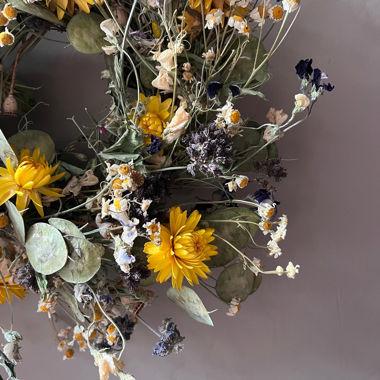 Dried Flower Wreath: Farmhouse Style Everlasting Floral Display- 25cm