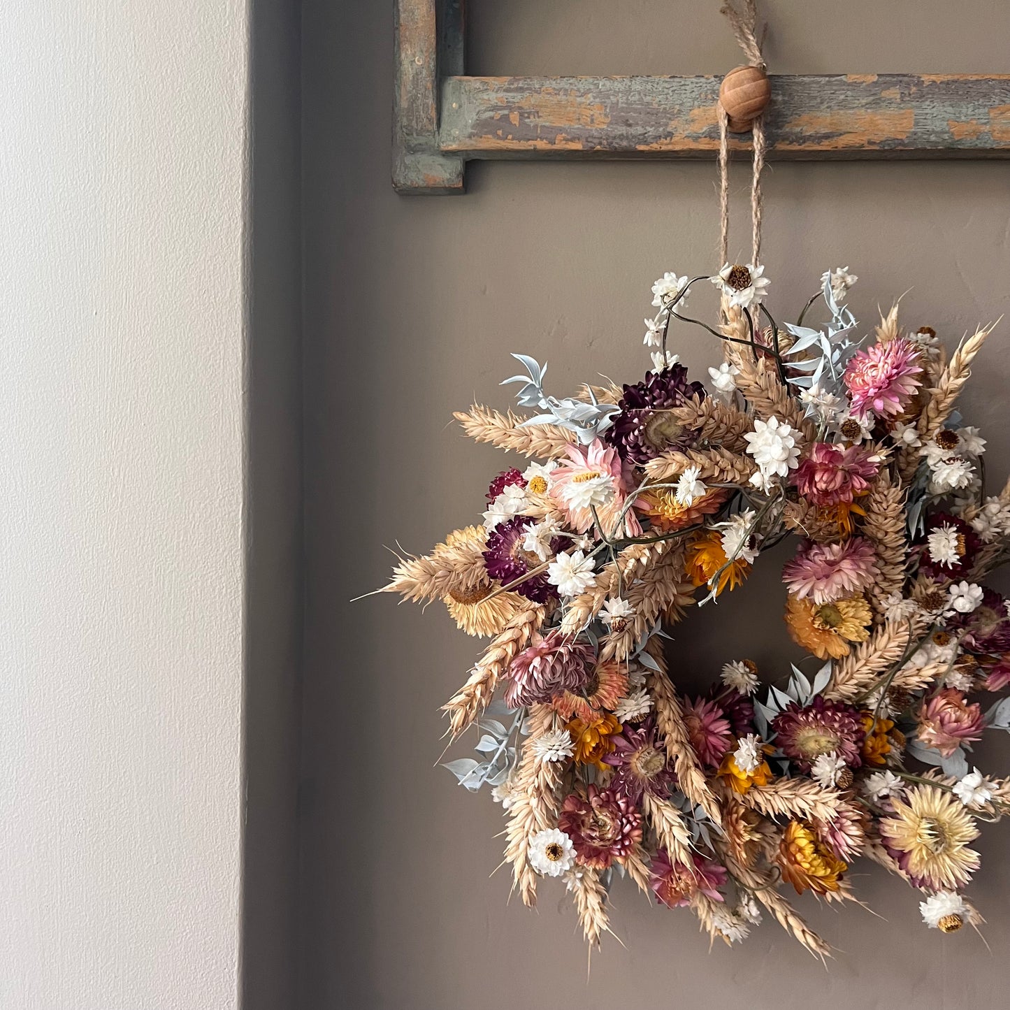 Dried Flower Wreath: Farmhouse Style Everlasting Floral Display 25cm