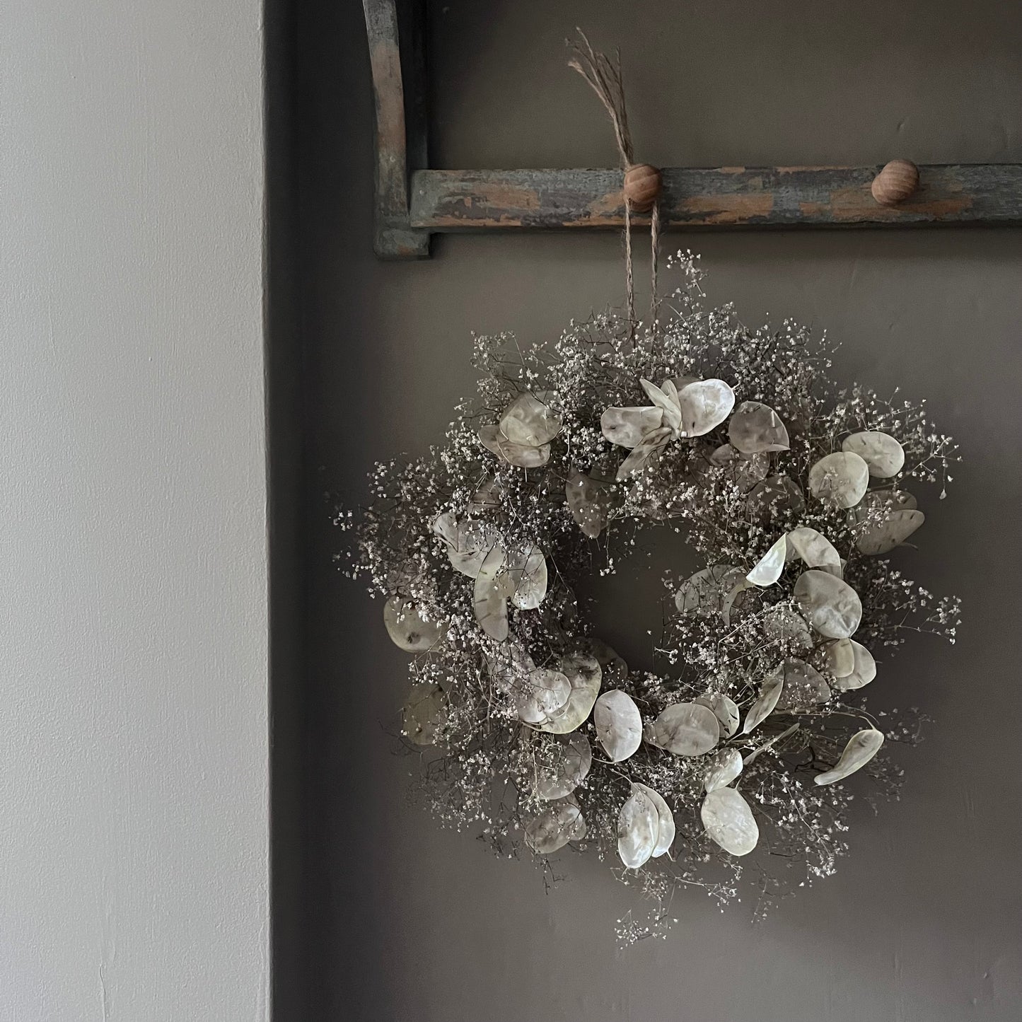 Dried Flower Wreath: Farmhouse Style Everlasting Floral Display 25cm