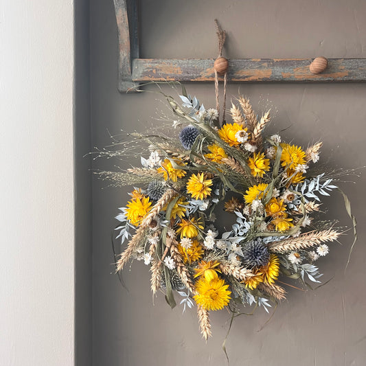 Dried Flower Wreath: Farmhouse Style Everlasting Floral Display 25cm