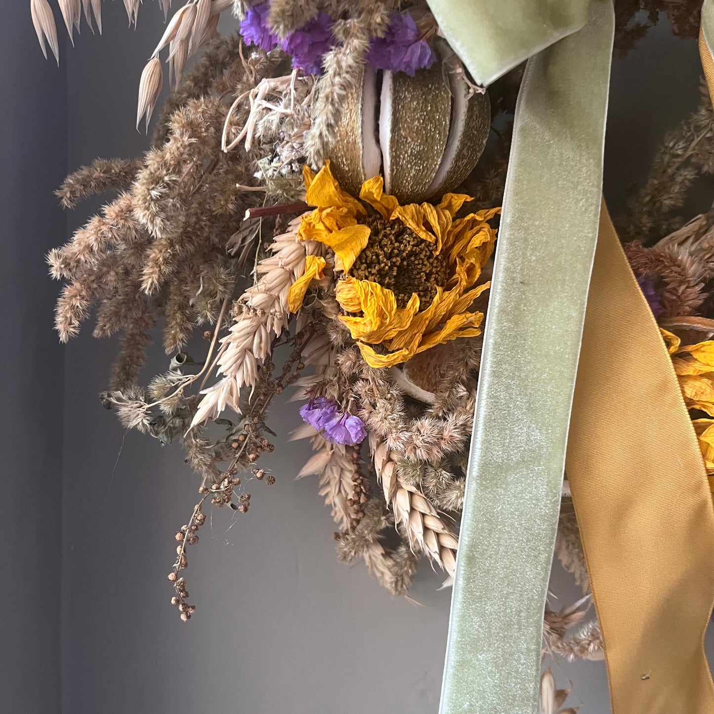 Dried Flower Wreath: Farmhouse Style Everlasting Floral Display 25cm