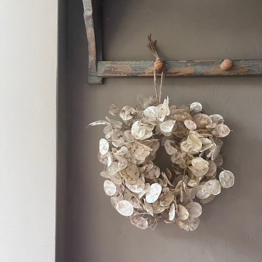 Winter flower wreath | Dried flowers | Farmhouse home | Country living | Seasonal Front door decor | Christmas Farmhouse wreath | 25cm