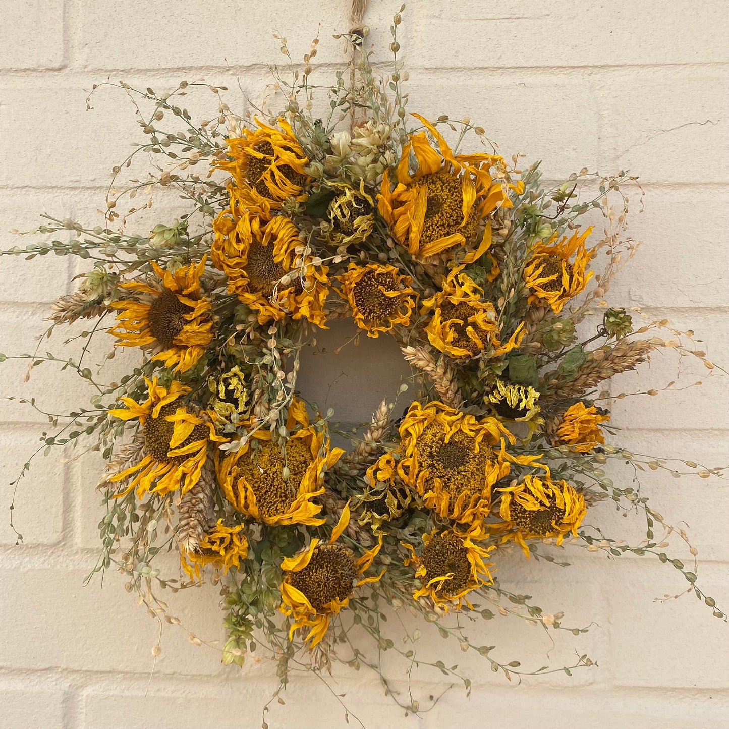 Autumn wreath | Dried flowers | Farmhouse home | Autumnal home styling | Farmhouse wreath | 25x25cm