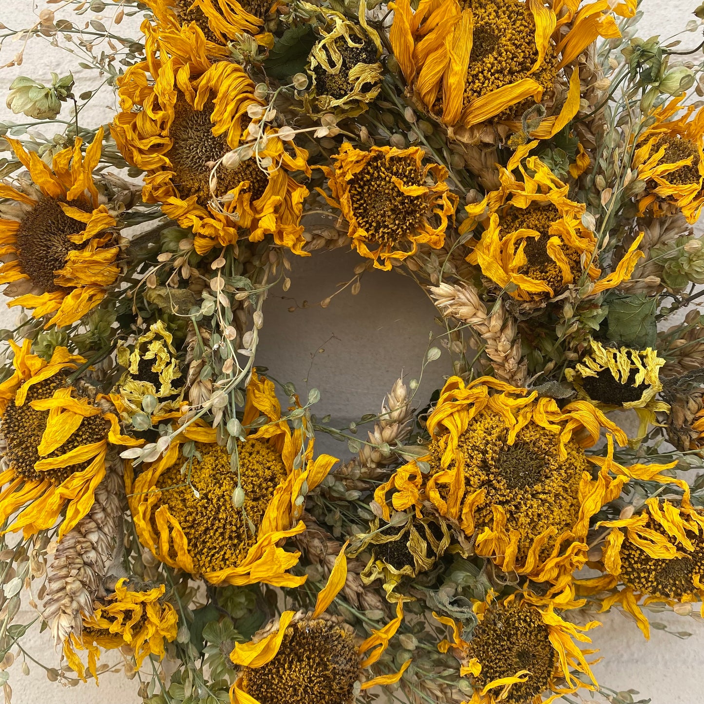 Autumn wreath | Dried flowers | Farmhouse home | Autumnal home styling | Farmhouse wreath | 25x25cm