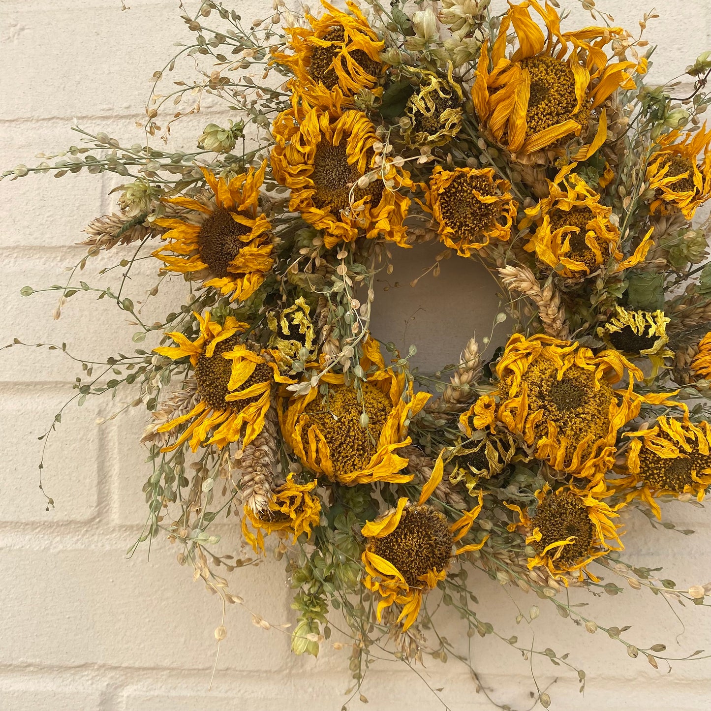 Autumn wreath | Dried flowers | Farmhouse home | Autumnal home styling | Farmhouse wreath | 25x25cm