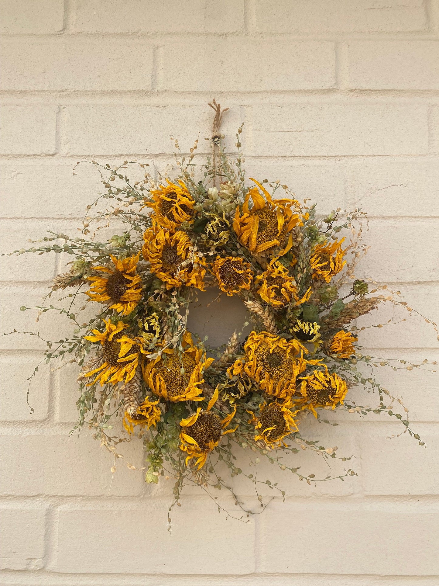 Autumn wreath | Dried flowers | Farmhouse home | Autumnal home styling | Farmhouse wreath | 25x25cm