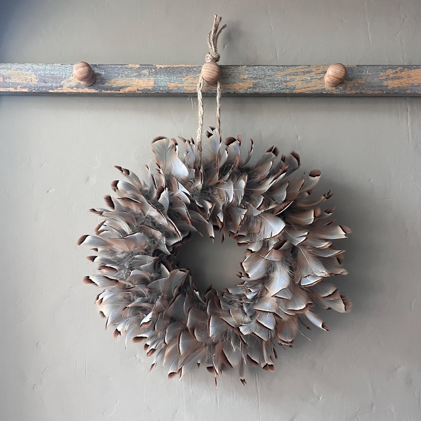 Feather wreath | Feather wall art | Farmhouse Christmas | Farmhouse decor | Country wreath | Christmas wreath | Winter home decor | 20-25cm