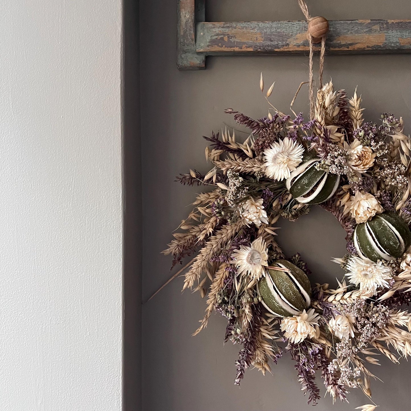 Dried Flower Wreath: Winter Home Decor, Everlasting Floral Display (25cm)