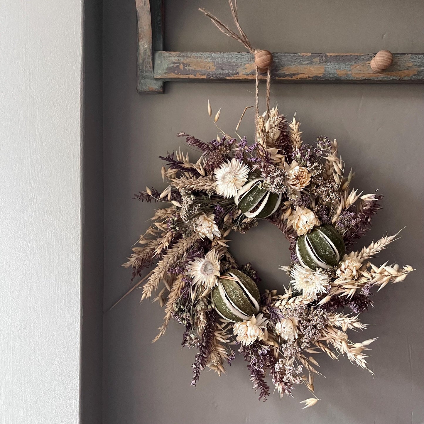 Dried Flower Wreath: Winter Home Decor, Everlasting Floral Display (25cm)