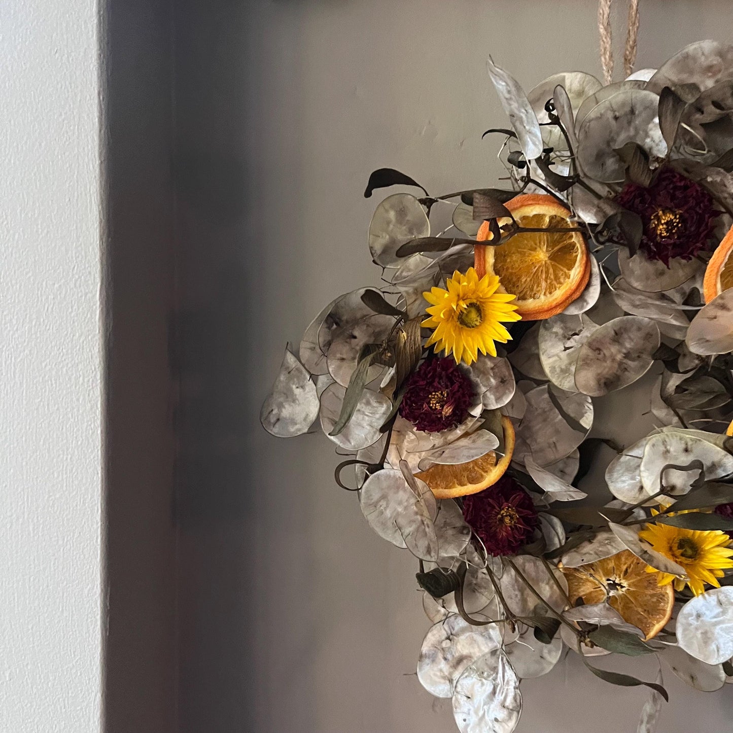 Winter flower wreath | Dried flowers | Farmhouse home | Country living | Seasonal Front door decor | Christmas Farmhouse wreath | 25cm