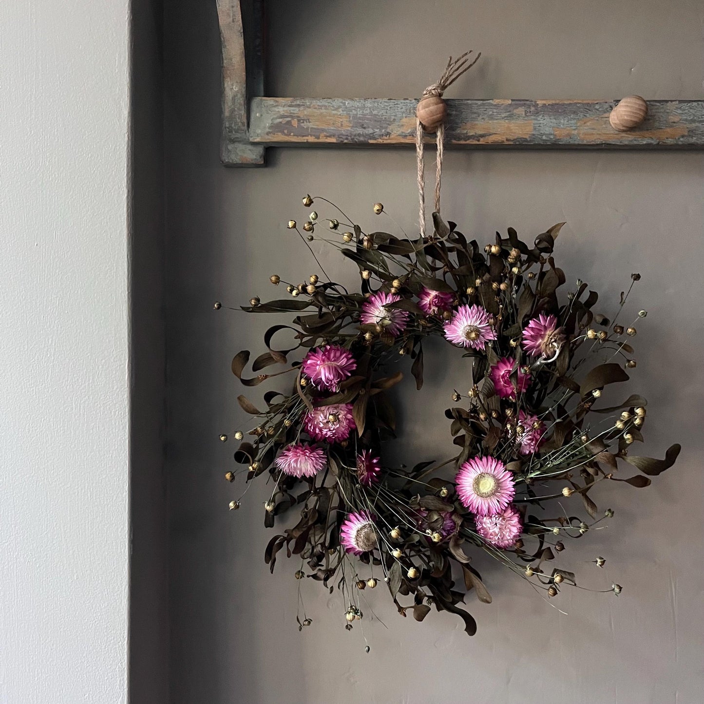 Winter Dried Flower Wreath: Everlasting Floral Home Decor 25cm