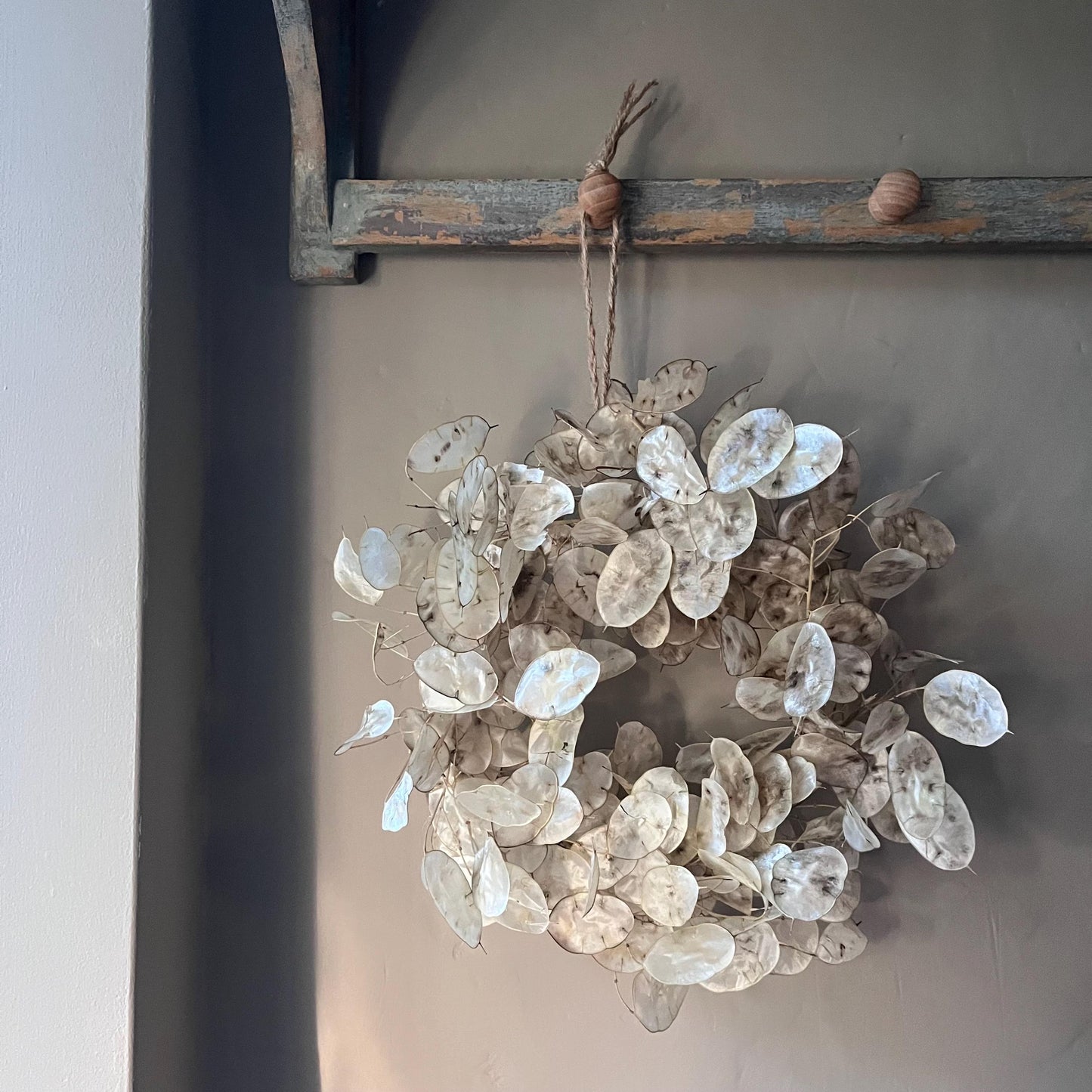 Winter flower wreath | Dried flowers | Farmhouse home | Country living | Seasonal Front door decor | Christmas Farmhouse wreath | 25cm