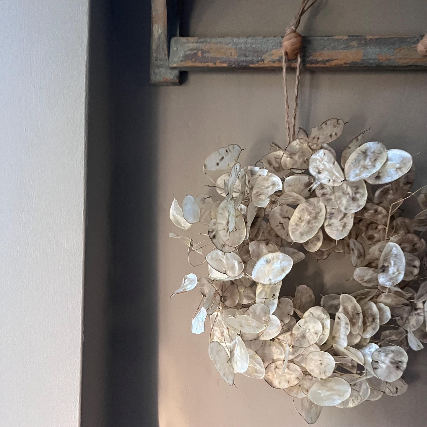 Winter flower wreath | Dried flowers | Farmhouse home | Country living | Seasonal Front door decor | Christmas Farmhouse wreath | 25cm